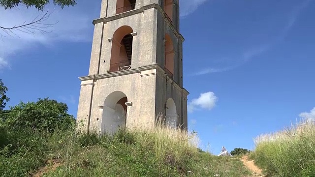 古巴特立尼达:湛蓝天空中的马纳卡-伊兹纳加塔。这个著名的地方是联合国教科文组织世界遗产和社会主义加勒比岛的旅游景点视频素材