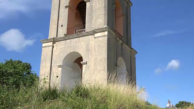 古巴特立尼达:湛蓝天空中的马纳卡-伊兹纳加塔。这个著名的地方是联合国教科文组织世界遗产和社会主义加勒比岛的旅游景点视频素材