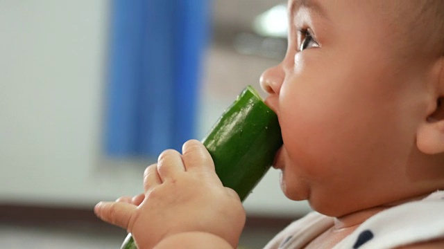 婴儿吃黄瓜视频素材