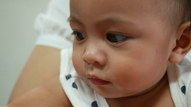 特写亚洲女婴的脸视频素材