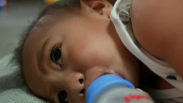 婴儿奶瓶喂养视频下载