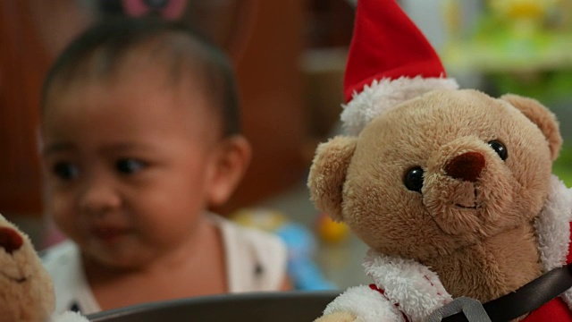 吃宝宝的玩具，圣诞熊在前面视频素材