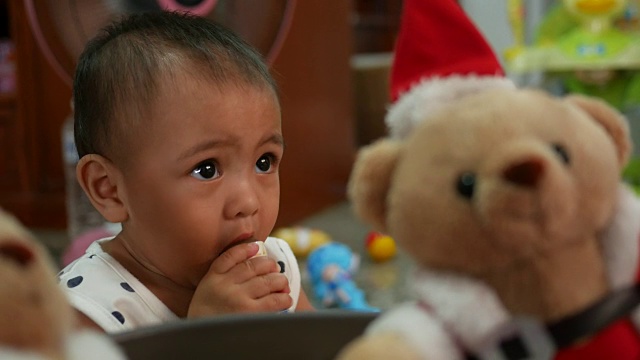 吃宝宝的玩具，圣诞熊在前面视频下载