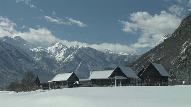 斯洛文尼亚戈伦斯卡博欣伊，雪覆盖的小屋和山脉视频素材