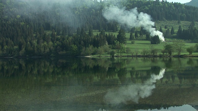 WS, HA, Bohinj湖对面的田野，从田野升起的烟雾，Triglav国家公园，戈伦伊斯卡，斯洛文尼亚视频素材