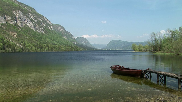 斯洛文尼亚Triglav国家公园泊在Bohinj湖的小船视频素材