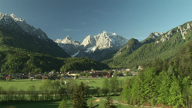 WS, ZI，以山脉为背景的阿尔卑斯村庄，Kranjska Gora, Gorenjska地区，斯洛文尼亚视频素材