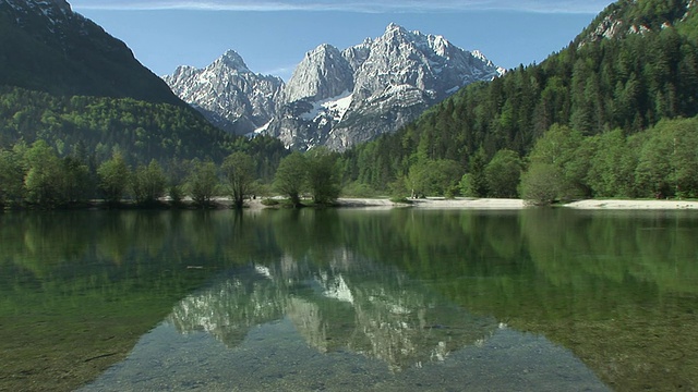 WS, ZI，湖泊和山脉的高山景观，Kranjska Gora, Gorenjska地区，斯洛文尼亚视频素材