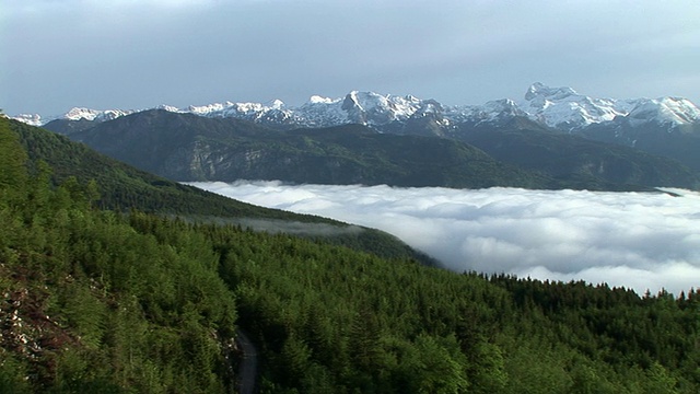 WS, PAN，云盘旋山谷，德贝利Vrh，特里格拉夫国家公园，戈伦伊斯卡地区，斯洛文尼亚视频素材