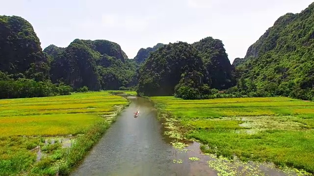 这些漂亮的游船位于宁平Tam Coc Bich Dong的Ngo洞河上，可以用无人机观看视频下载