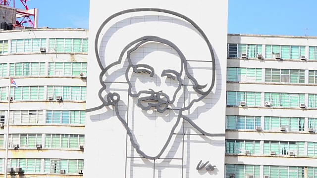 古巴哈瓦那:卡米洛·西恩富戈斯(Camilo Cienfuegos)的金属雕塑，位于革命广场对面的交通部大楼内视频素材