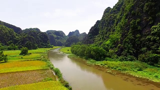 这些漂亮的游船位于宁平Tam Coc Bich Dong的Ngo洞河上，可以用无人机观看视频素材