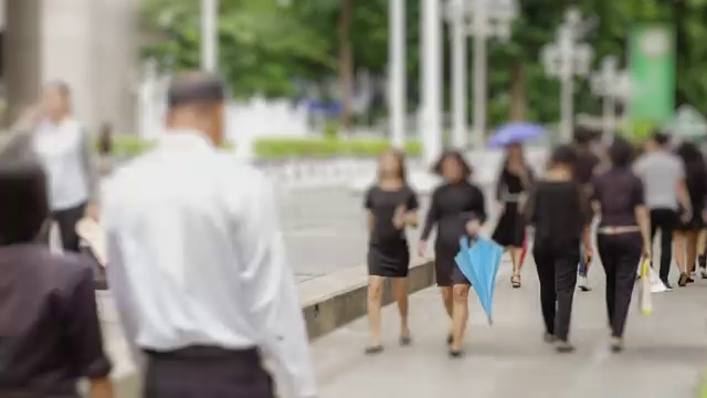 4K时间流逝拥挤的人群在人行道上行走，人们的时间流逝。高清格式。视频素材