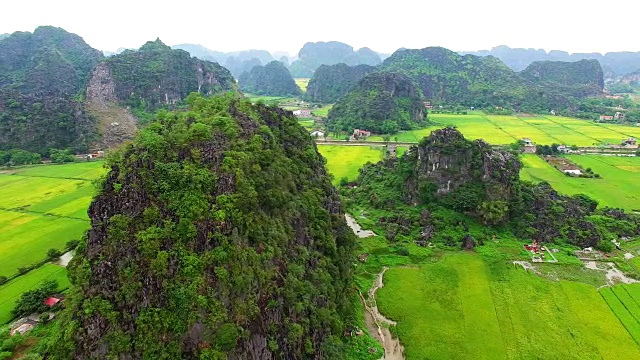 越南宁平省Tam Coc喀斯特地层和稻田的无人机视图视频素材