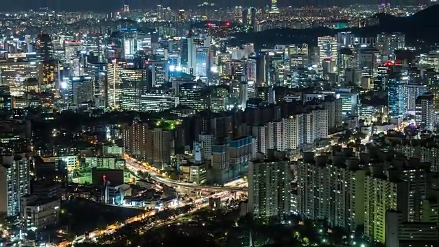 鸟瞰图西大门谷和北首尔塔(首尔的地标)的夜晚视频素材