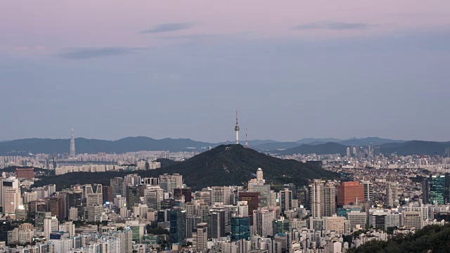 鸟瞰图N首尔塔(首尔的地标)和周围地区在日落视频素材