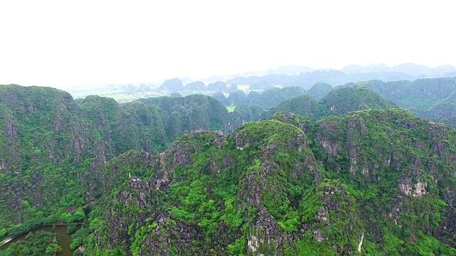 越南宁平省Tam Coc喀斯特地层和稻田的无人机视图视频素材