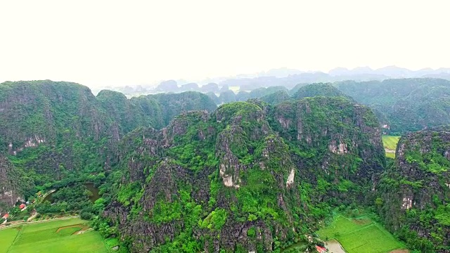 越南宁平省Tam Coc喀斯特地层和稻田的无人机视图视频下载