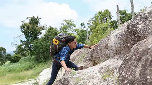 年轻人正在爬向顶峰。视频素材