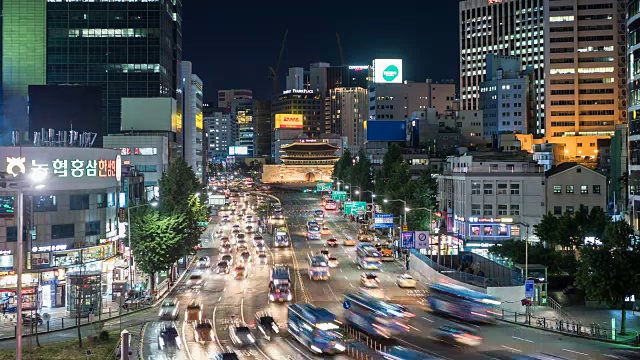 夜景中古汉城站和山叶门(韩国国宝1号)附近的十字路口上行驶的车辆视频素材