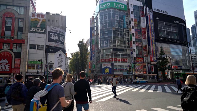 在日本东京的新宿挤满了人视频素材