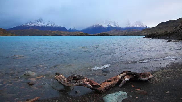 黎明时分的佩霍湖。智利Torres del Paine视频素材