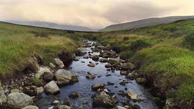 小溪流向萨利缺口在爱尔兰Wicklow，鸟瞰图视频素材