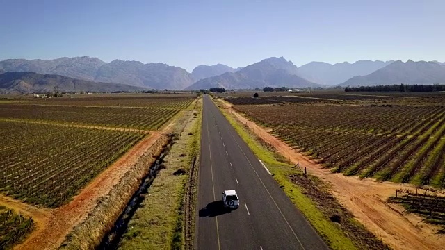 汽车在荒凉的道路上行驶的空中风景视频素材