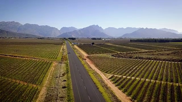 汽车在荒凉的道路上行驶的空中风景视频素材