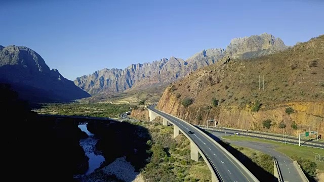 汽车在荒凉的道路上行驶的空中风景视频素材