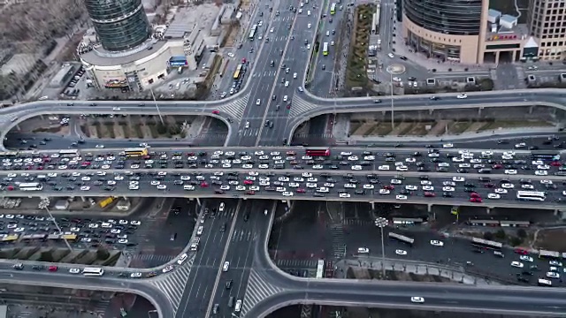 T/L HA ZO北京，繁忙道路交叉口鸟瞰图视频素材