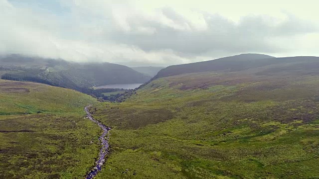 小溪流向萨利缺口在爱尔兰Wicklow，鸟瞰图视频素材