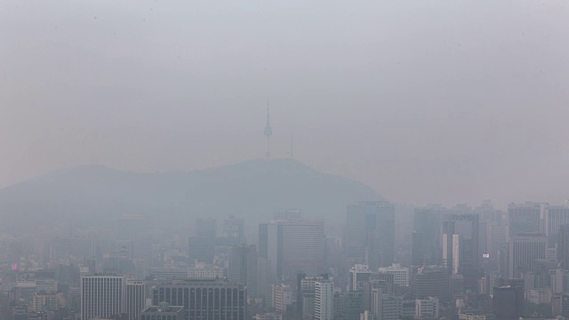 N首尔塔(韩国最高的建筑之一)和首尔市中心覆盖着细尘视频素材