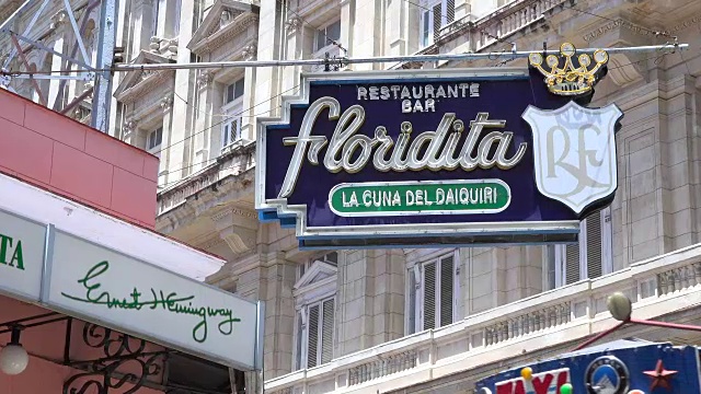 古巴哈瓦那:著名的餐厅和酒吧外面挂着“El florida”的牌子。这个旅游景点是欧内斯特·海明威在哈瓦那最喜欢的地方之一视频素材