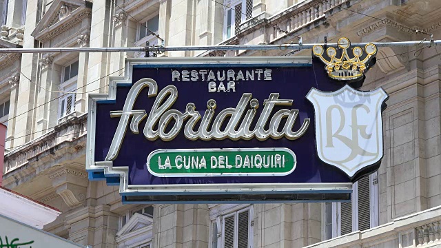 古巴哈瓦那:著名的餐厅和酒吧外面挂着“El florida”的牌子。这个旅游景点是欧内斯特·海明威在哈瓦那最喜欢的地方之一视频素材