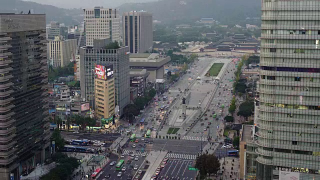 光华门广场和京福宫附近的四通路口的昼至夜景(热门旅游景点)视频素材