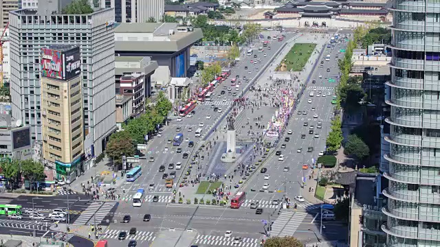 图为一群人在光华门广场纪念韩国建国纪念日视频素材