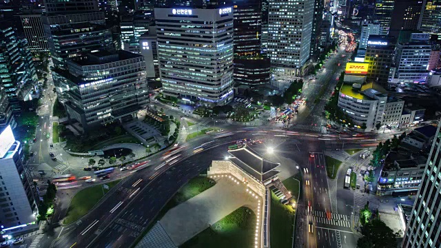 夜景五路十字路口的新格里门(也叫南大门门，韩国的第一个国宝)视频素材