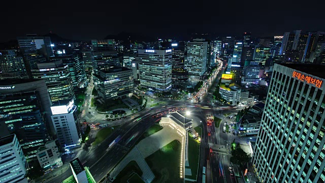 夜景五路十字路口的新格里门(也叫南大门门，韩国的第一个国宝)视频素材