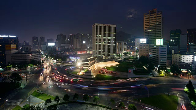 夜景五路十字路口的新格里门(也叫南大门门，韩国的第一个国宝)视频素材