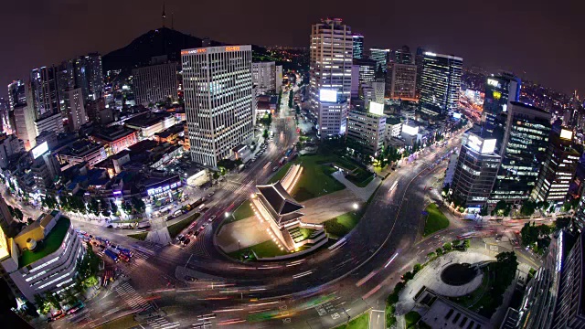 夜景五路十字路口的新格里门(也叫南大门门，韩国的第一个国宝)视频素材