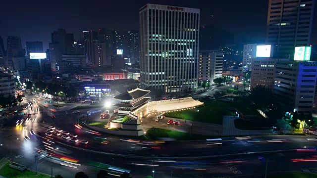 夜景五路十字路口的新格里门(也叫南大门门，韩国的第一个国宝)视频素材