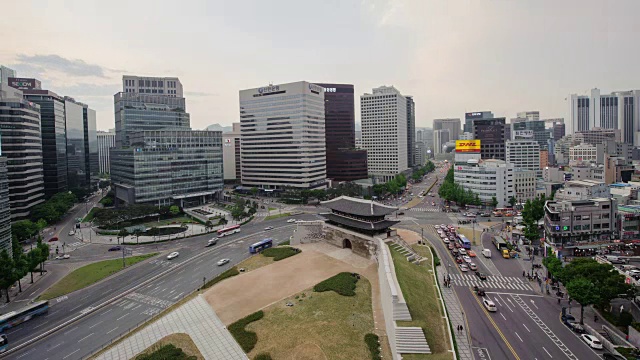 朝里门(也叫南大门门，韩国第一个国宝)五路交叉口的昼夜观视频素材