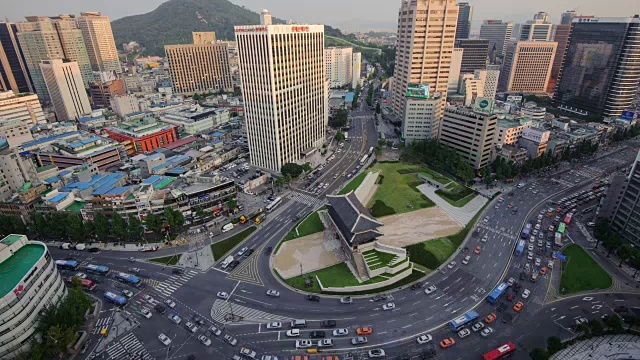 朝里门(也叫南大门门，韩国第一个国宝)五路交叉口的昼夜观视频素材