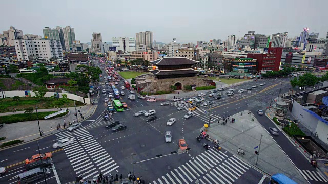 兴津齐门(也称东大门，韩国宝物1号)前四路路口昼夜观视频素材