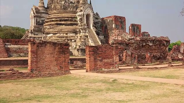 泰国大城府玛哈塔寺的古代庙宇遗址，向上倾斜视频素材