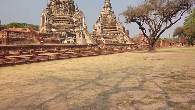 泰国大城府玛哈塔寺的古代庙宇遗址，向上倾斜视频素材