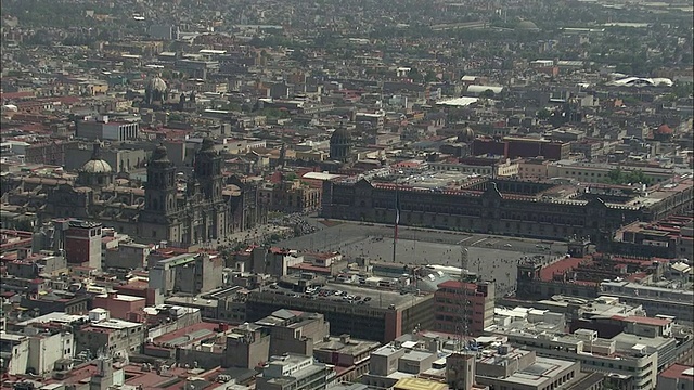 AERIAL, La Plaza de La Constitucion，大都会大教堂和国家宫殿，墨西哥城，墨西哥视频素材