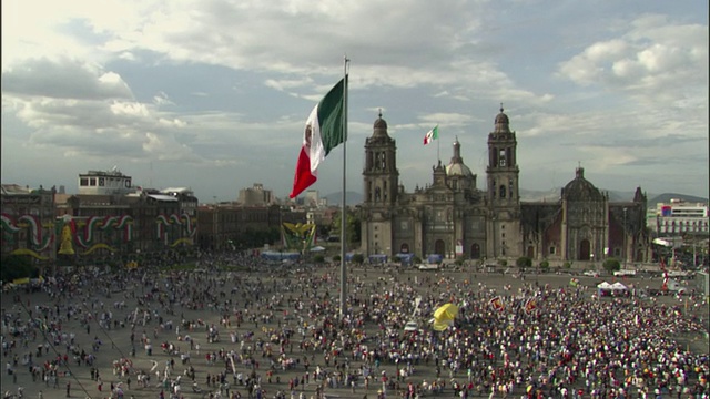 WS, TD, HA, La Plaza de La Constitucion with Metropolitan Cathedral and Mexican flag，墨西哥墨西哥城视频素材