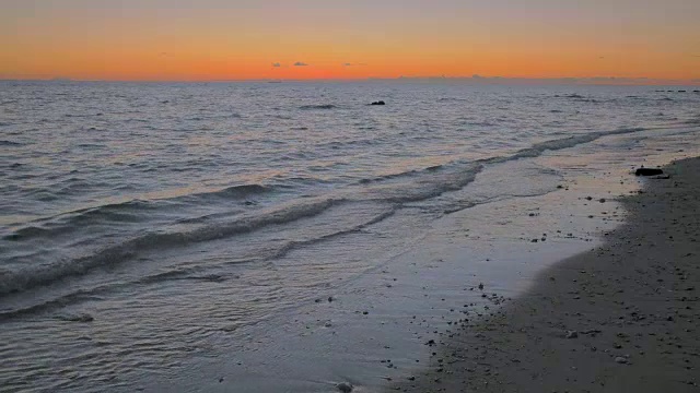 海滩上的日落。视频素材